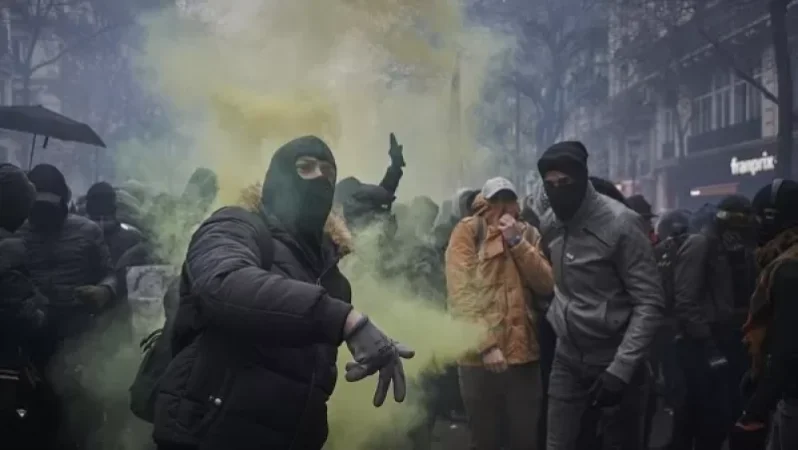 Video: Protest and Strike Against President Macron as Nearly 800,000 Take to the Streets