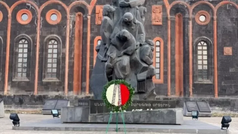 Ռոբերտ Քոչարյանը ծաղկեպսակ է ուղարկել Գյումրի՝ հարգանքի տուրք մատուցելով զոհերի հիշատակին