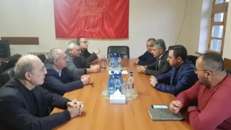 Իշխան Սաղաթելյանը Արցախի կուսակիցների հետ քննարկել է հետպատերազմյան իրադրությունը