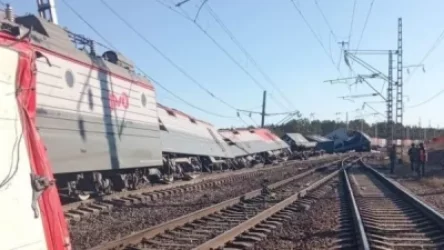 Բեռնատարը բախվել է գնացքին. մեքենայի վարորդը մահացել է, լոկոմոտիվը և 14 վագոն դուրս են եկել ռելսերից