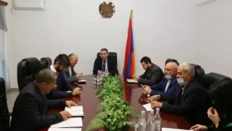 Էկոնոմիկայի նախարարը Սյունիքում հանդիպել է մարզպետի ու տեղի գործարարների հետ