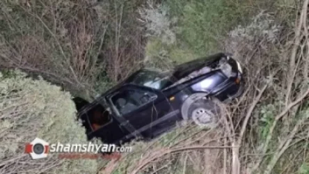 Volkswagen Golf-ը բախվել է քարերին և հայտնվել ձորում. ընտանիքի 5 անդամ, այդ թվում՝ 3 անչափահաս տեղափոխվել է հիվանդանոց
