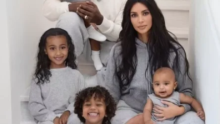 Քիմ Քարդաշյանը ներկայացրել է իր ընտանիքի սուրբծննդյան բացիկի լուսանկարը