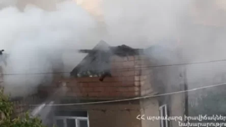 Սարատովկա գյուղի տներից մեկը այրվում է. դեպքի վայրում են փրկարարները