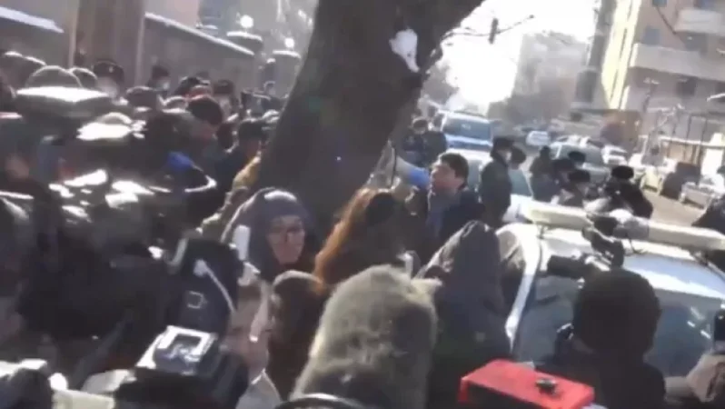 Քաղաքացիները բողոքի ակցիա են իրականացնում  ԱԺ-ի դիմաց՝ ԲԴԽ անդամների ընտրության դեմ