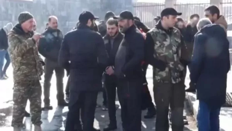 Շուրջ 2700 հոգու  փոխհատուցում չի տրամադրվել. քաղաքացիները ՊՆ-ի դիմաց են