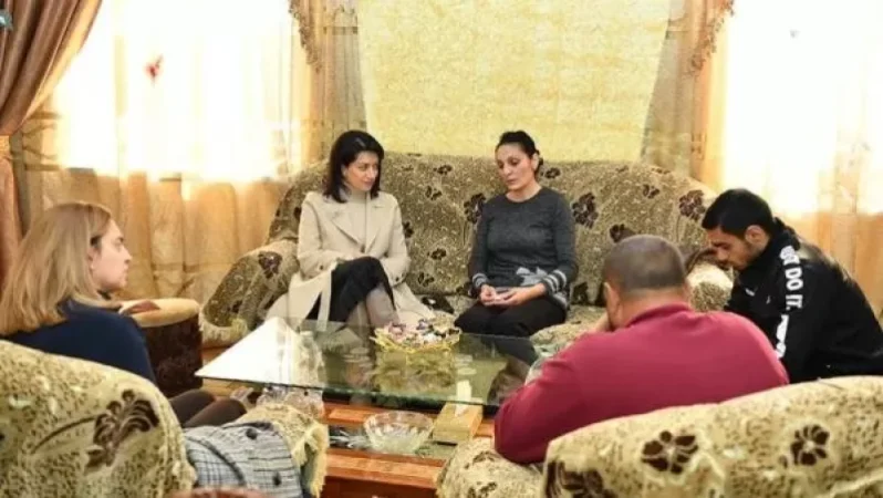 Աննա Հակոբյանը Լենա Նազարյանի հետ այցելել է պատերազմում անմահացած Խաչատուր Աղաջանյանի ընտանիքին