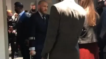 Քոնոր Մաքգրեգորը հենակով է հեռացել հանդերձարանից