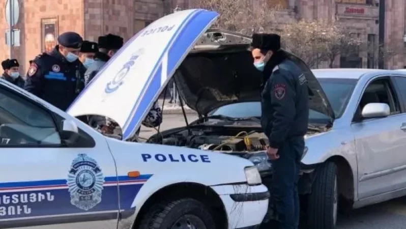 Ոստիկաններն օգնում են ավտոերթի մասնակցին նորոգել խափանված մեքենան