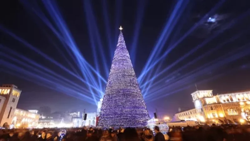 Վաղը կվառվեն Երևանի գլխավոր տոնածառի լույսերը