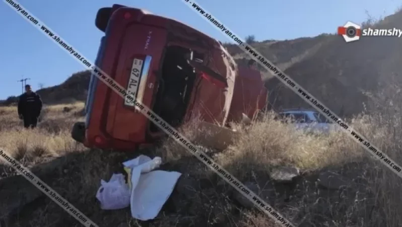 Երևան-Մեղրի ավտոճանապարհն Nissan-ը բախվել քարերին և կողաշրջվել. վարորդը տեղափոխվել է հիանդանոց