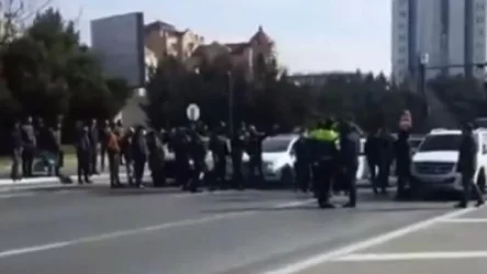 ՏԵՍԱՆՅՈՒԹ.Ադրբեջանում զոհված զինծառայողների ծնողները փակել են քաղաքի ամենամեծ պողոտաներից մեկը