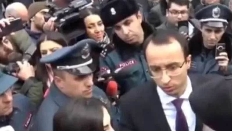 Վարչապետը պատրաստվում էր գալ, ձեզ հետ հանդիպել, սակայն իմանալով, որ փողոց եք փակել, հետ է գնացել. Սարգսյան