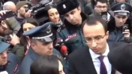 Վարչապետը պատրաստվում էր գալ, ձեզ հետ հանդիպել, սակայն իմանալով, որ փողոց եք փակել, հետ է գնացել. Սարգսյան