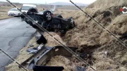 Նոր Եդեսիայի ճանապարհին Opel-ը բախվել է քարերին և գլխիվայր շրջվել