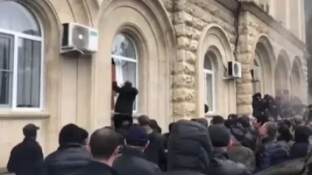 Աբխազիայում ակցիայի մասնակիցները գրավել են նախագահի աշխատակազմի շենքը