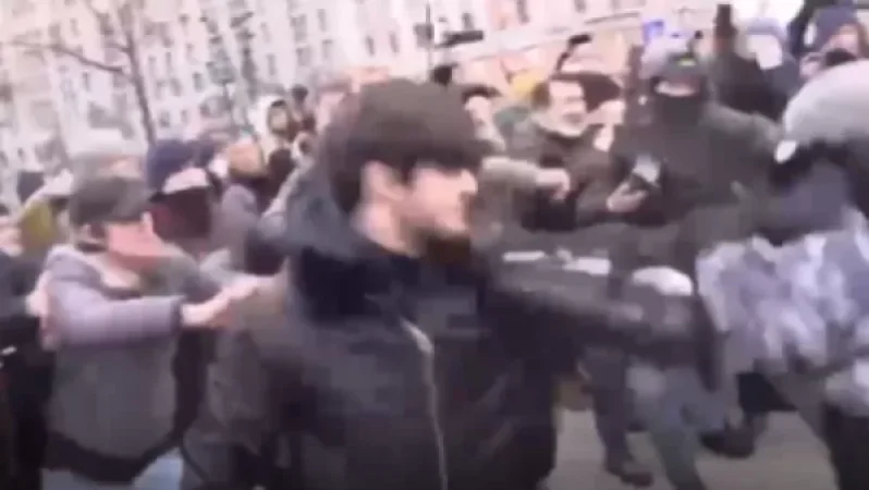 Video: The Boy's Unequal Fight with Security Guards That Captivated the Internet