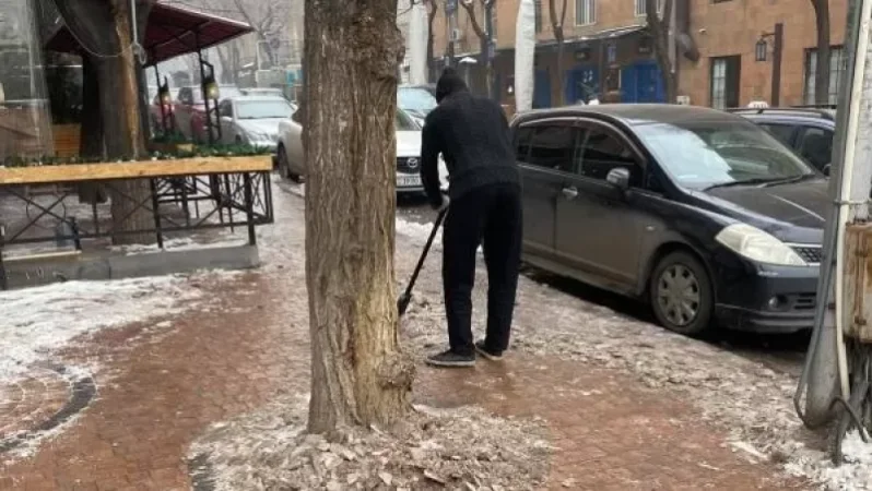PHOTO: Shame on You Yerevan Municipality. A Foreigner is Clearing Ice at the Cascade. Suren Sargsyan