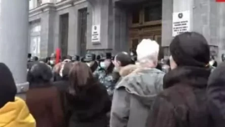 Պահանջում են կալանավոր Փաշինյանին. քաղաքացիները շրջափակել են Գլխավոր դատախազության շենքը