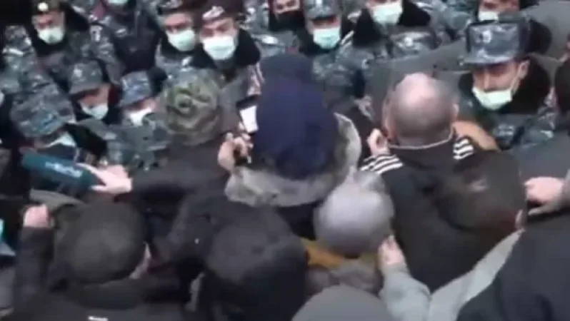 VIDEO: Citizens Attempt to Enter Government Building, Tensions High