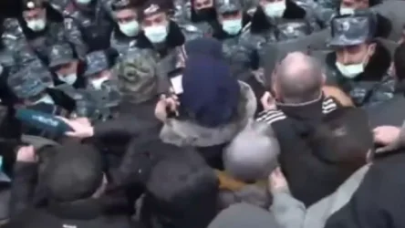 ՏԵՍԱՆՅՈՒԹ. Քաղաքացիները փորձում են մտնել կառավարության շենք. Իրավիճակը խիստ լարված է