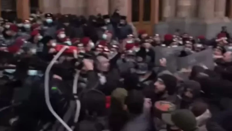 Կառավարության շենքի մոտից բերման ենթարկվեց Արշակ Զաքարյանն ու Հայահավաքի մի խումբ մասնակիցներ