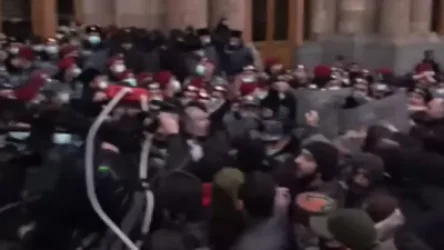 Կառավարության շենքի մոտից բերման ենթարկվեց Արշակ Զաքարյանն ու Հայահավաքի մի խումբ մասնակիցներ