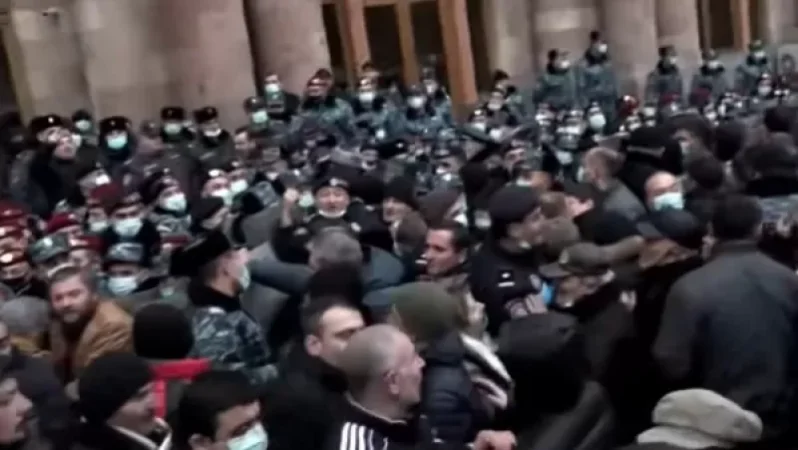 Հանրահավաք իրականացնելիս Ոստիկանության բաժին բերման է ենթարկվել 21 քաղաքացի