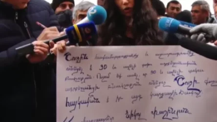 Որոշ լրագրողներ Կառավարության շենքի դիմաց պահանջում են, որ Փաշինյանը պատասխանի Շուշիի մասին իրենց հարցին