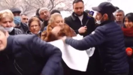 ՏԵՍԱՆՅՈՒԹ. Այ սատանա. վարչապետի աջակիցը լրագրողից խլեց պաստառն ու պատռեց այն