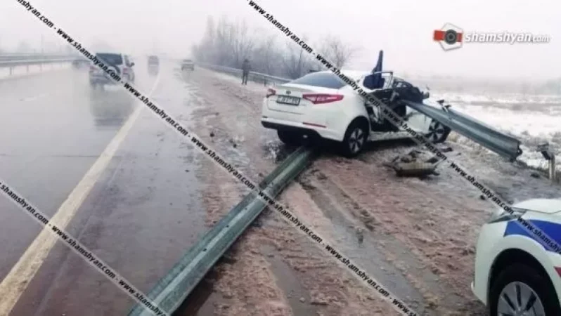 Արարատի մարզում Kia-ն մխրճվել է երկաթե արգելապատնեշների մեջ