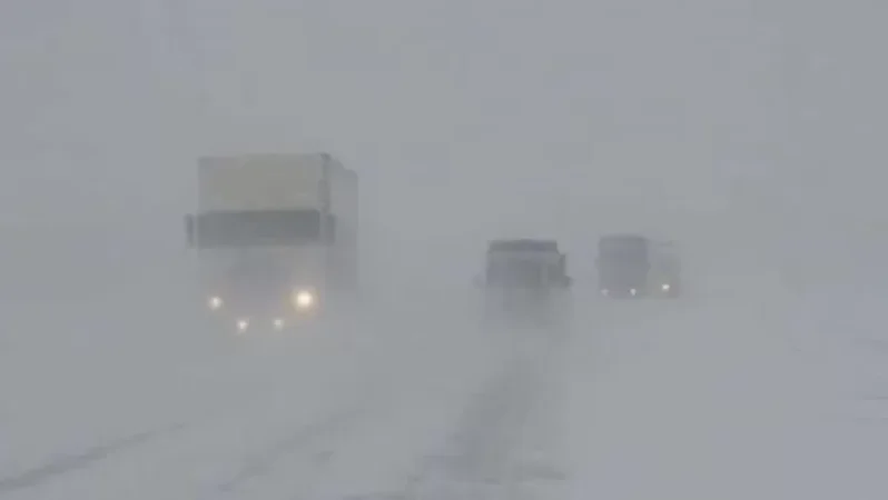 Եղանակային վատ պայմանների պատճառով Երևանից Ստեփանակերտ մեկնած 2 ավտոբոս  կանգ են առել Սիսիանում