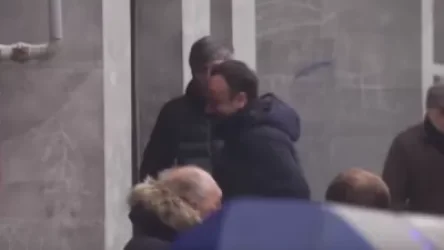 ՏԵՍԱՆՅՈՒԹ․ Հրայր Թովմասյանը Կուտոյանի բնակարանի մոտ լալիս է