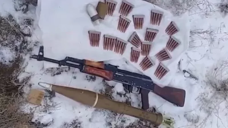 Քաղաքացիները ոստիկանության բաժիններում «Կալաշնիկովի» ինքնաձիգներ և այլ հրազեններ են կամավոր հանձնել
