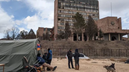 ՏԵՍԱՆՅՈՒԹ. Կոչեր էին տարածել տիկտոկյան հարթակում, ինչից հետո մարդիկ գնացին և բնակություն հաստատեցին ՊՆ նախկին շենքում. ՊԵԿ աշխատակից