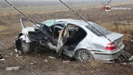 Երևան-Արմավիր ավտոճանապարհին ավտոմեքենան դուրս է եկել ճանապարհի երթևեկելի գոտուց, բախվել ծառին