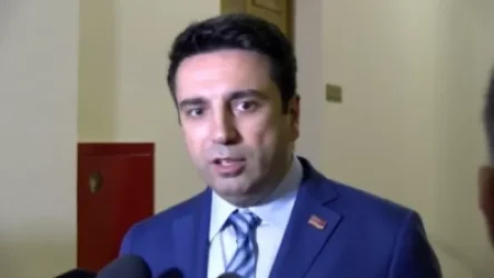 Վանեցյանին առաջարկում եմ դուրս գալ փողոց, Օպերայի հարակից հրապարակում այդ առաջարկն անել. Սիմոնյան