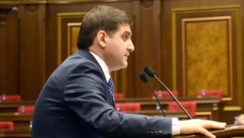 «Հրապարակ». Արման Բաբաջանյանն այժմ նստում է ԲՀԿ-ի «կողքին»` «էլիտար թաղամասում»