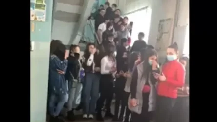 ՏԵՍԱՆՅՈՒԹ. Աբովյան քաղաքի թիվ 1 ավագ դպրոցում աշակերտները դասադուլ, իսկ ուսուցիչները գործադուլ են հայտարարել