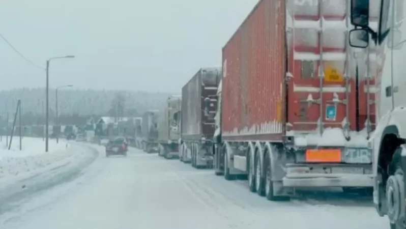 Larsi Closed for Trucks Due to Avalanche Danger; Approximately 370 Trucks Stuck on the Russian Side