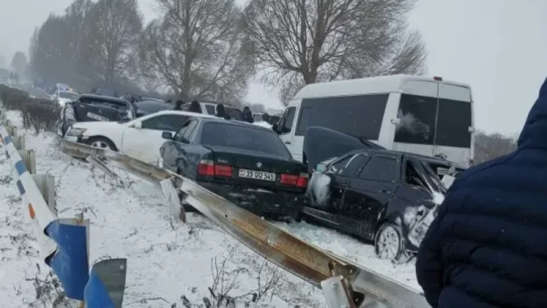 Սևանում մի քանի տասնյակ ավտոմեքենաների բախման հետևանքով տուժած 11 քաղաքացիներ տեղափոխվել են հիվանդանոց