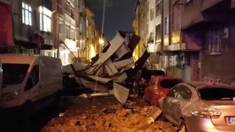 Ստամբուլում փոթորիկը բազմաթիվ տների տանիքներ Է պոկել