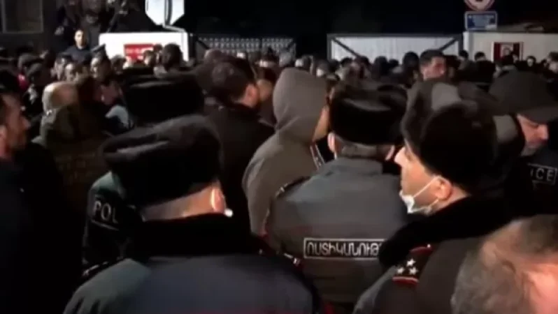 20 հոգու ցուցակ եք տալիս, 5 հոգու ե՞ք բերում. հարազատների նյարդերը տեղի տվեցին