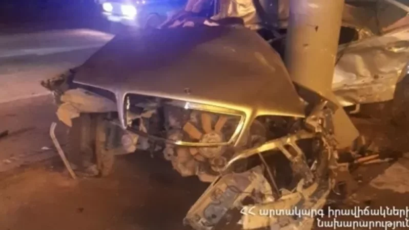 Արմավիրում ավտոմեքենան բախվել գովազդային վահանակի սյանը. կա երկու զոհ