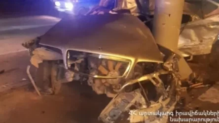 Արմավիրում ավտոմեքենան բախվել գովազդային վահանակի սյանը. կա երկու զոհ