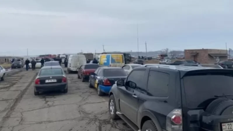 Գերեվարված զինծառայողների հարազատներն ու ծնողները ճանապարհը բացեցին մեկ պայմանով