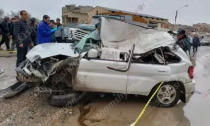 Մասիսում «Mitsubishi»-ն բախվել է երկաթե էլեկտրասյանը, ապա քարով բարձված «ԶԻԼ»-ին․ կա զոհ