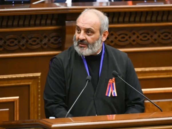 Բագրատ Սրբազանն արձագանքել է Փաշինյանի գրառմանը