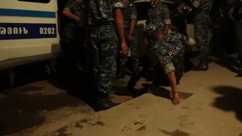 «Ժամանակ»․ Ոստիկանությունից հեռացվածը հավաքել է Իջևանի ոստիկաններին և հրապարակավ հայհոյել