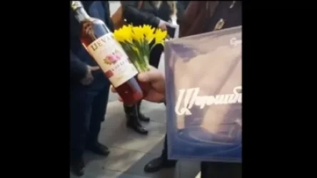 ՏԵՍԱՆՅՈՒԹ. Անհետ կորածի զինծառայողների հարազատները շոկոլադ եւ գինի էին բերել Թորոսյանին՝ որպես «շնորհակալություն»